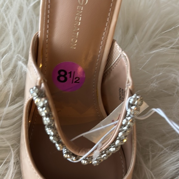 New BCBG Generation Embellished Slide Heels
Nude Pointy Choo Bing Toe 8.5 - Picture 6 of 7